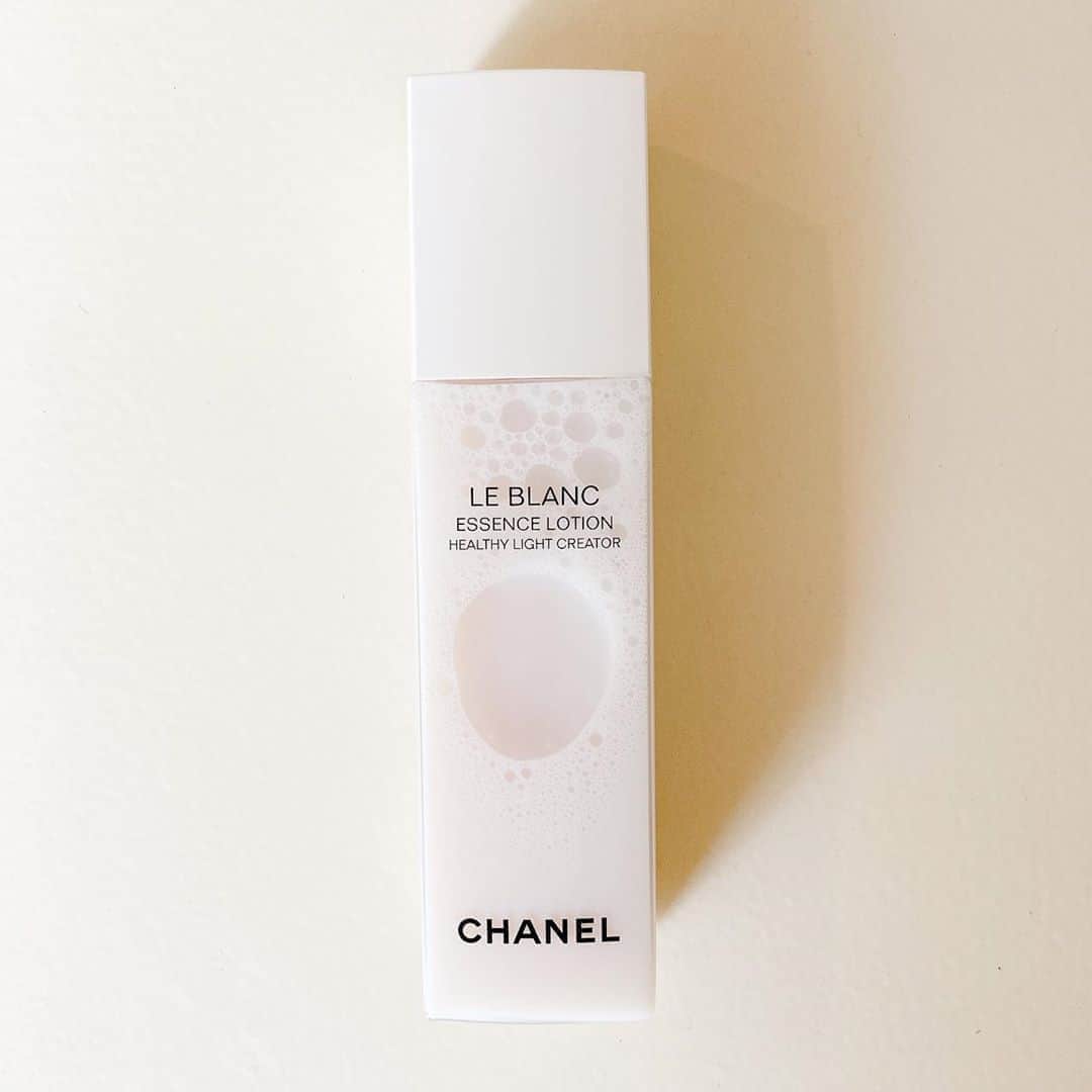 Sachiのインスタグラム：「夏のジャケ可愛い。 . @chanel.beauty  LE BLANC シリーズ好き。 . #chanel#beauty#美白 #sachiのbeautytime」