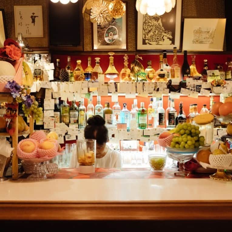 のインスタグラム：「Take a trip back in time to Showa era at this colorful cocktail bar  📍：Cocktail Bar Shiro（Kitakyusyu）  "The aroma of flowers and fruits that floats through the interior makes builds the excitement for the cocktails. Drinks are prepared right before your eyes by the matron whose lovely personality draws customers from near and far, including the occasional celebrity. Be sure to try the pickles, they’re delicious." Kimihiro Togo, Shop owner of kabui store (@initialdeeee）  #herenow #herenowkitakyushu #wonderfulplaces#beautifuldestinations#travelholic #travelawesome #traveladdict#igtravel #livefolk #instapassport #optoutside #instadrink #drinkstagram #drinkoftheday #craftcocktail #bartenderlove #liqpic #cocktailsforyou #myfavoritecocktail#cocktail #artofdrinks #cocktailsofinstagram #北九州  #日本旅行 #traveljapan」