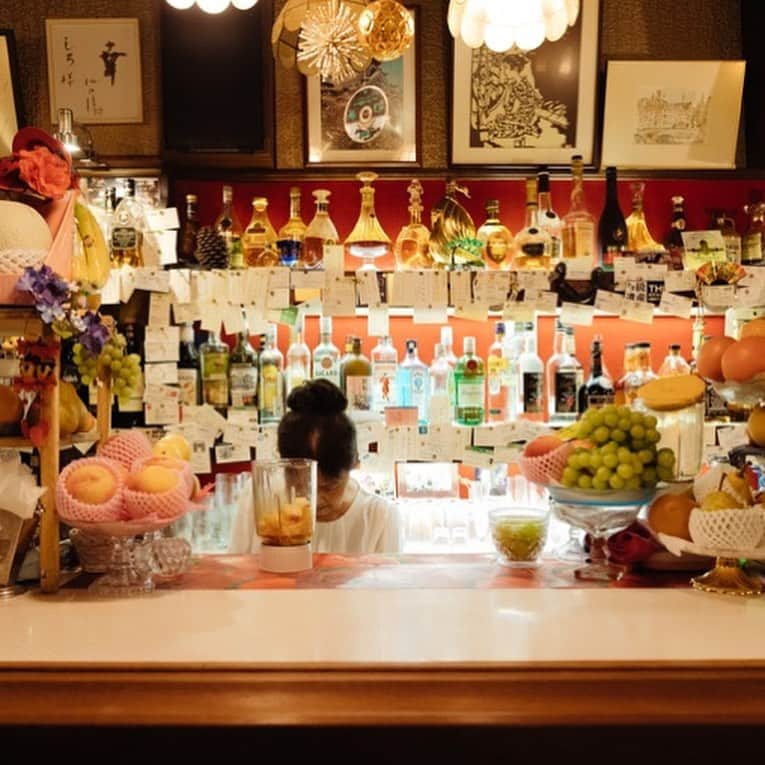 HereNowさんのインスタグラム写真 - (HereNowInstagram)「Take a trip back in time to Showa era at this colorful cocktail bar  📍：Cocktail Bar Shiro（Kitakyusyu）  "The aroma of flowers and fruits that floats through the interior makes builds the excitement for the cocktails. Drinks are prepared right before your eyes by the matron whose lovely personality draws customers from near and far, including the occasional celebrity. Be sure to try the pickles, they’re delicious." Kimihiro Togo, Shop owner of kabui store (@initialdeeee）  #herenow #herenowkitakyushu #wonderfulplaces#beautifuldestinations#travelholic #travelawesome #traveladdict#igtravel #livefolk #instapassport #optoutside #instadrink #drinkstagram #drinkoftheday #craftcocktail #bartenderlove #liqpic #cocktailsforyou #myfavoritecocktail#cocktail #artofdrinks #cocktailsofinstagram #北九州  #日本旅行 #traveljapan」8月25日 18時52分 - herenowcity