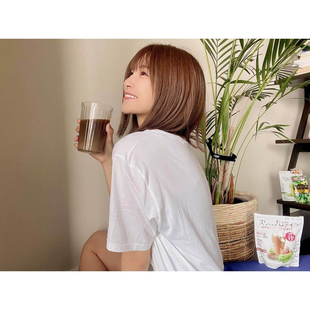 田尻夏樹（なつきんぐ）さんのインスタグラム写真 - (田尻夏樹（なつきんぐ）Instagram)「甘くないプロテインが好きな方にオススメなプロテインだよー🥤 . . . 食べすぎた次の日は 朝置き換えをしたりするんだけどね。 この 糖質ゼロ「スリムプロテイン」は 必要なタンパク質がとれる他に 42種類の野菜 8種類のビタミンが入っている上  食物繊維もしっかり取れて ちゃんと栄養補給も出来るのが嬉しい！ . . サラサラとした飲み心地で飲みやすいよ♪♪ . . 糖質ゼロだから 朝ヨーグルトにフルーツ乗せてその上にプロテインをかけて食べても 糖質の取りすぎの心配をしなくても良いし 美味しく食べられる♡ . . . 食事前には塩分糖質脂質をバリアしてくれるサプリ #ベジバリア も飲み始めました🍩 . . . . #vegie  #スリムプロテイン #プロテイン  #ボディメイク  #糖質ゼロ  #塩糖脂 #置き換えダイエット  #おうち時間  #STAYHOME #PR」8月25日 18時55分 - tajiri_natsuki