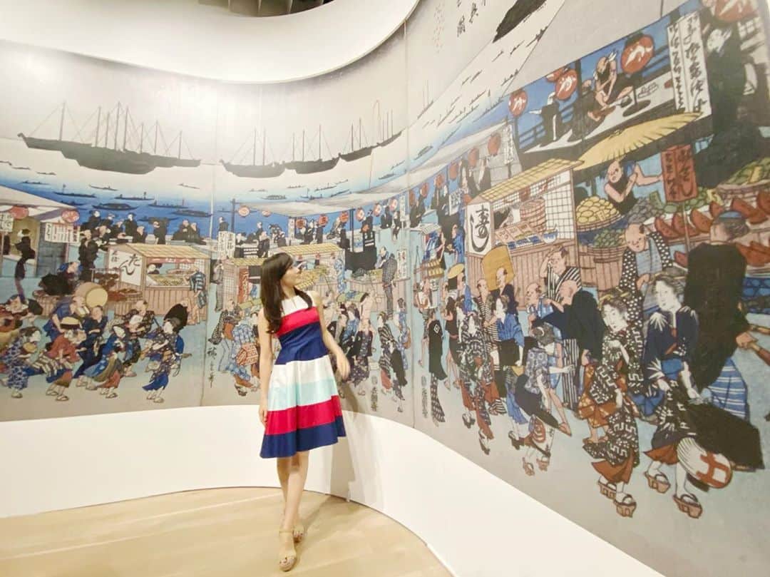 谷中麻里衣のインスタグラム：「Ukiyoe woodblock print exhibition 💕 . 【おいしい浮世絵】展で、江戸時代の人の生活を伺い知り、今ある食べ物のルーツを学び😊 ひさえちゃんとミス日本の浮世絵勉強会の話をしていたら、講師の牧野先生もいらっしゃっていてビックリ🌸 . 描かれている江戸時代の歌舞伎役者のお顔が、今活躍されてる子孫の方と特徴が一緒で！ 遺伝ってすごいのね😂 フォトブースが無人で一瞬マスクなしで撮れました📸 . 4時間近く見てお腹ペコペコだったので、【ふくぼく】の浮世絵展コースに揚げ物を何品か追加😋 喉黒フライが絶品でした💕 コロナ対策万全で、浮世絵展葉書までいただいたの✨ 鰻を食べたら虹がかかるものと、1番色気がある美人さんのを選びました❤️ . #おいしい浮世絵展#浮世絵#森美術館#美術館#アート#六本木ヒルズ#ふくぼく」