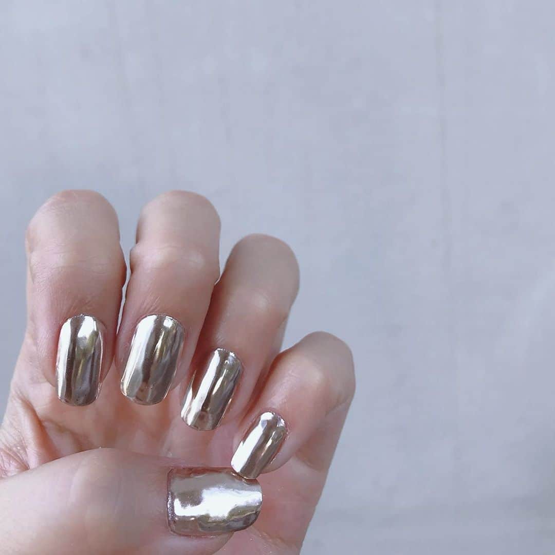 なかやまちえこのインスタグラム：「silk Miller💫⠀ #nail #nails #nailart #ネイル #美甲 #ネイルアート  #japanesenailart #manucure #japanesenails #manicurist #gelnails #أظافر #네일아트 #미용 #vẽmóng #ngườiđẹp  #เพ้นท์เล็บ #искусствоногтя #artedeuñas #เพ้นท์เล็บเจล #ジェルネイルデザイン #ネイルデザイン #senikuku #nagelkunst  #ミラーネイル #mirrornails #metallicnails #メタリックネイル ⠀ PREGEL MUSE エクルベージュ⠀ PREANFA Miller powder シルク」