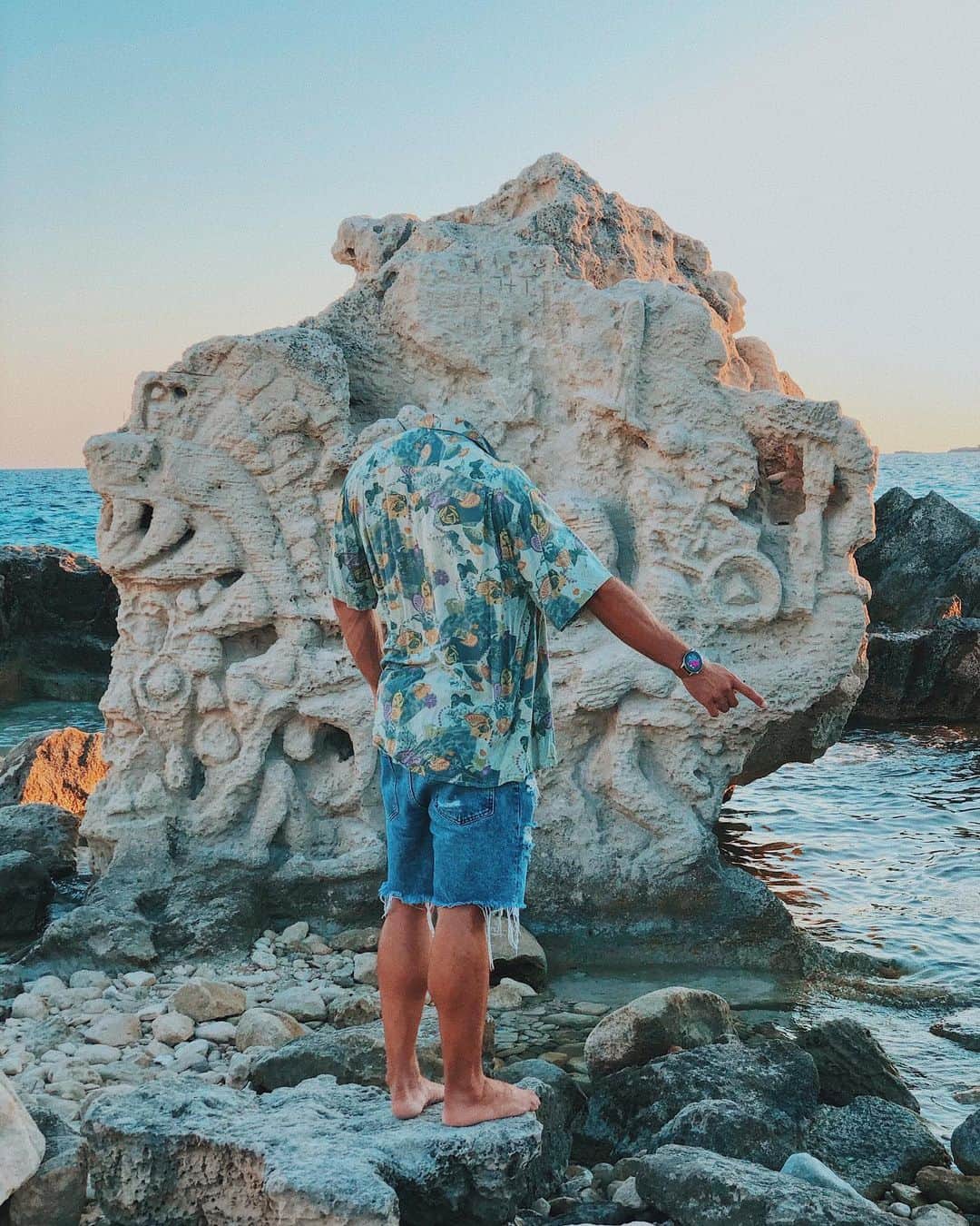 Giuseppe Pepeのインスタグラム：「#LoosingMyMind . ~ S T A R G A T E 1/3 ⌚️📱 🎧 . . [ad] Ibiza non è solo vita notturna o mare azzurro ma nasconde molte cose e qualora non lo sapeste quest'isola è legata al misticismo, al mistero e fenomeni paranormali che da sempre l'hanno contraddistinta, difatti ci sono tantissime leggende a riguardo ed alcune molto antiche ed interessanti; ci sono vari luoghi che meritano la pena di essere raccontati o per lo meno citati ma oggi mentre che passavamo da queste parti ho voluto soffermarmi ad ammirare la bellezza di questo piccolo pezzetto di roccia che si fonde con il mare e la sabbia, dove una leggenda narra che questo sia in vari periodi dell'anno un luogo di ritrovo e di passaggio per entità non terrestri, una sorta di porta di confine, di Stargate per dirla in breve. La cosa più strana ed interessante che  ci è capitata è che su quell'esatto punto dello scatto il mio #HonorMagicWatch2 di @honor_italia ha iniziato improvvisamente ad accendersi e lampeggiare in maniera anomala e tra le centinaia di funzioni a disposizione è apparsa anche questa sul teletrasporto -eravamo pietrificati- Coincidenza o segnali ? . #MoveBetter #honor #honoritalia  . .  #lifestylephoto #smartphones #lifestylephotography  #lifestylemodel #smartphonephotography  #smartphonephoto #discovery_vacations #portrait #ibizalovers #smartphonehonor #seamood #honorsmartphone #editingphotos #photoeditingskills #picsartstudio #photoshopartwork #photoshop_cc  #lightroomediting #ibizabeach #ibiza2020 #ibizastyle #headlesspic #creativeart #designideas」