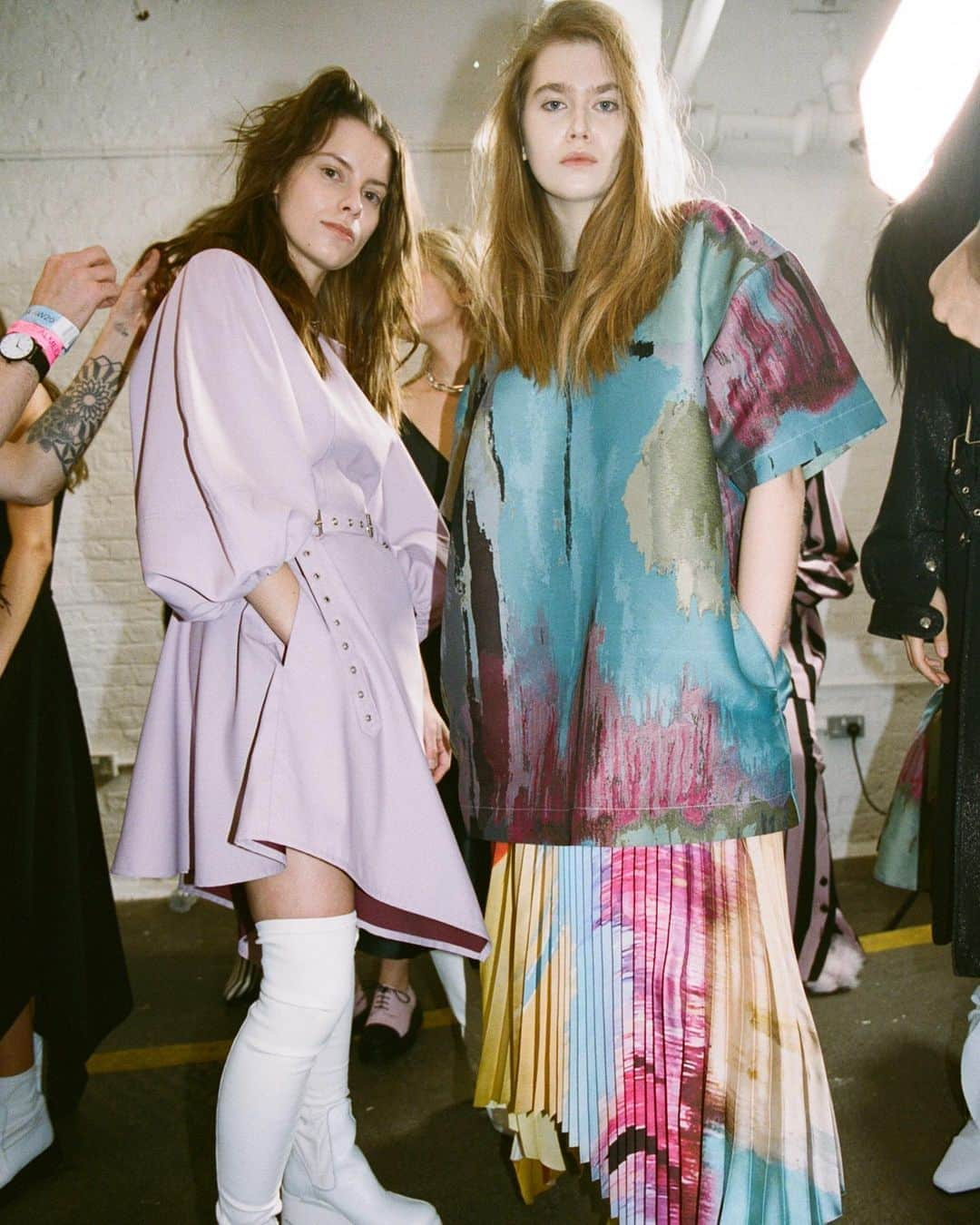 Marques Almeidaさんのインスタグラム写真 - (Marques AlmeidaInstagram)「Remembering backstage life ⚡️  #howdoyouwearyourma #marquesalmeida #backstage #lfw #amalgamprint #amalgam #oversizedtshirt #magirls #lfw #fashionshow #fashionshows」8月25日 19時00分 - marques_almeida