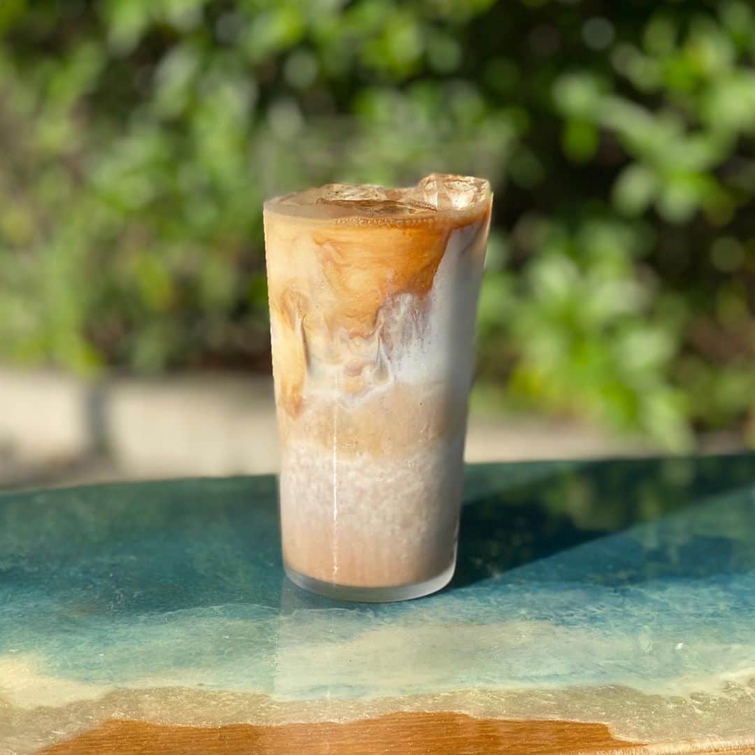 のインスタグラム：「◆NEW RELEASE◆  TRSC LIQUID COFFEE (無糖/微糖)  TRSC焙煎のコーヒー豆を1本に濃縮したオリジナルラテベース。牛乳や豆乳で割ったアイスラテ、コーヒーアフォガードやお菓子作りなど幅広くご使用いただけます。  作り方は簡単、牛乳を用意して1:3の割合で淹れてもらえば1本で約5杯分のアイスラテが作れます(1杯200ml)。  1枚目の写真は実際に作ってみたアイスラテになります。  販売は明日正午より、都内店舗、オンラインストアにて開始しますのでお待ちしています。  ※単品、もしくはボックス付きの2本ギフトセット(無糖/微糖)でもお買い求め出来ます。ボックスはプレゼントなどに最適です！  therisingsuncoffee.com  #coffee #coffeebeans  #coffeeroaster  #coffeelab  #coffeeandsurfing  #coffeetime  #coffeelover  #coffeebreak  #coffeeshop  #coffeestand  #coffeeholic  #coffeehouse  #coffee_inst  #coffeemaker  #coffeeshops  #coffeecoffeecoffee  #coffeenclothes  #coffeeaddict  #coffeeculture  #coffeemorning  #coffeemag #specialitycoffee  #lattebase  #kentaroyoshida  #TRSC」