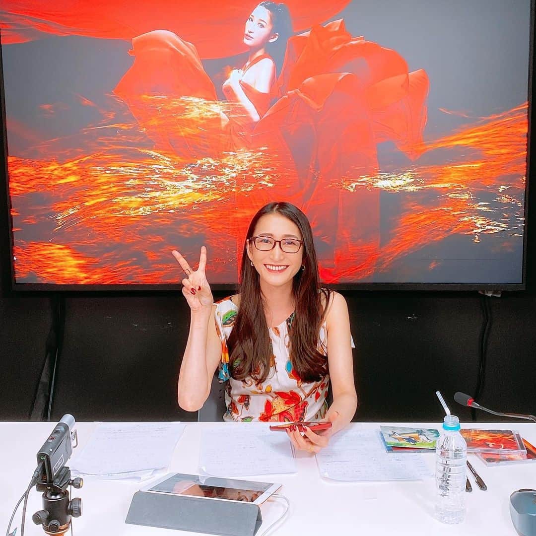 ELISAのインスタグラム：「19時からの生配信まであとちょっと！  YouTubeより、『ELISA 光の星 インターネットサイン会』で、検索！  コメントも待ってまーす♪  #発売記念リリースイベント #ノイエ銀英伝  https://www.youtube.com/user/elisaSMEJ」