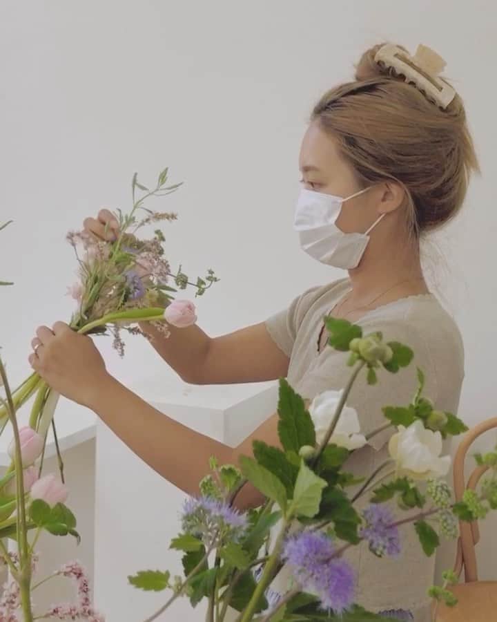 キム・ダヘのインスタグラム：「부케는 세번째네 💐❤️ 꽃은 참 어렵지만 힐링되는 취미 해도해도 안느는게 단점...」