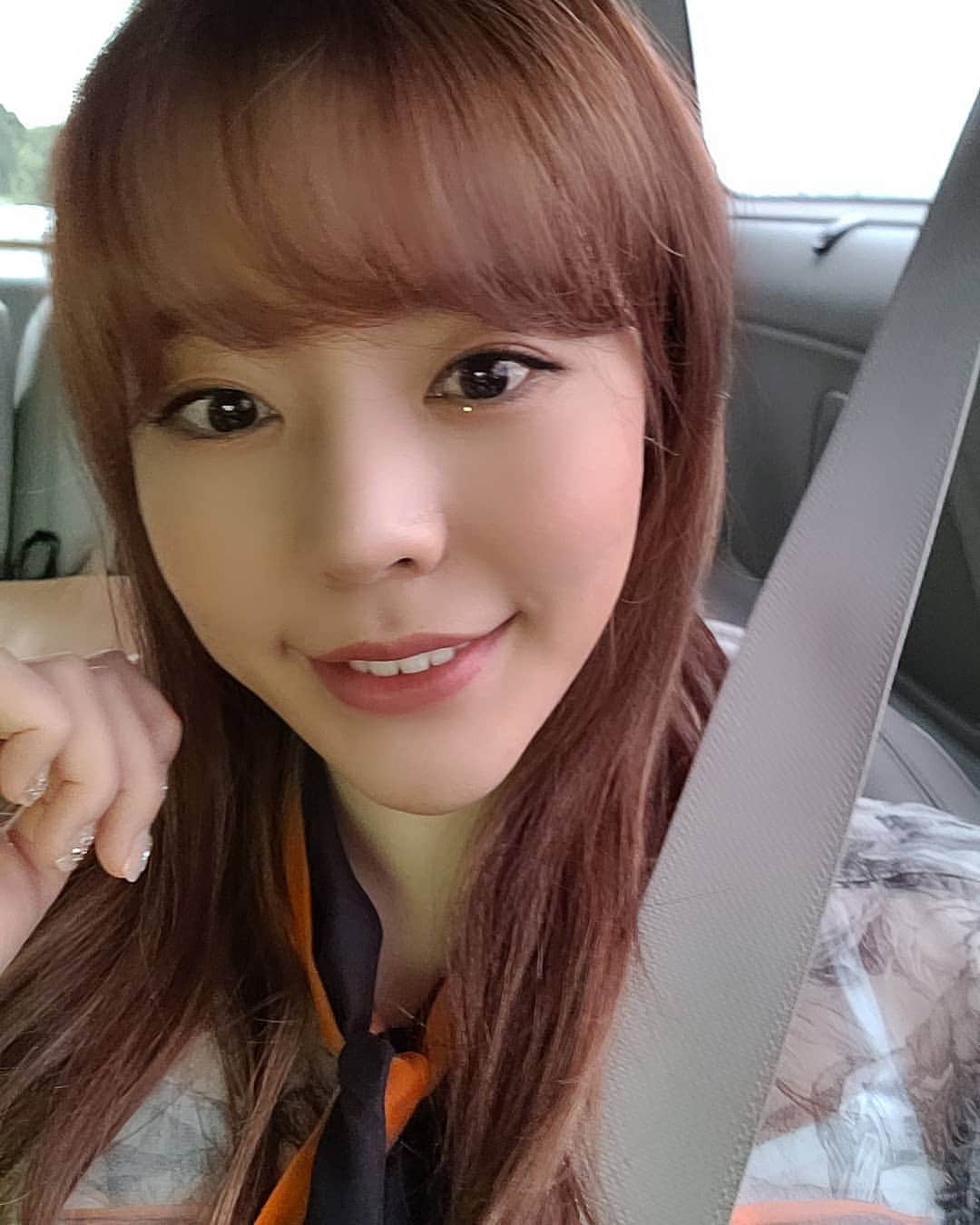 のインスタグラム：「#구해줘홈즈 스튜디오 촬영날 나 예쁘게 나오라고 울 메이크업 쌤이 붙여주신 눈밑 반짝이ㅋㅋㅋㅋ #반짝🤩」