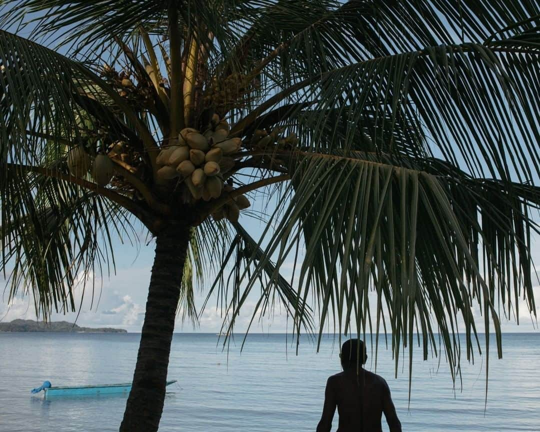 National Geographic Travelさんのインスタグラム写真 - (National Geographic TravelInstagram)「Photo by Muhammad Fadli @mfimages  A person looks toward the Arafura Sea from the eastern side of the island of Kei Besar, Moluccas, Indonesia. Unlike its neighboring island, Kei Kecil, which receives a fair amount of tourists, Kei Besar remains rarely visited. Follow @mfimages for more images and stories. #keiisland #arafurasea #Indonesia」8月25日 19時04分 - natgeotravel