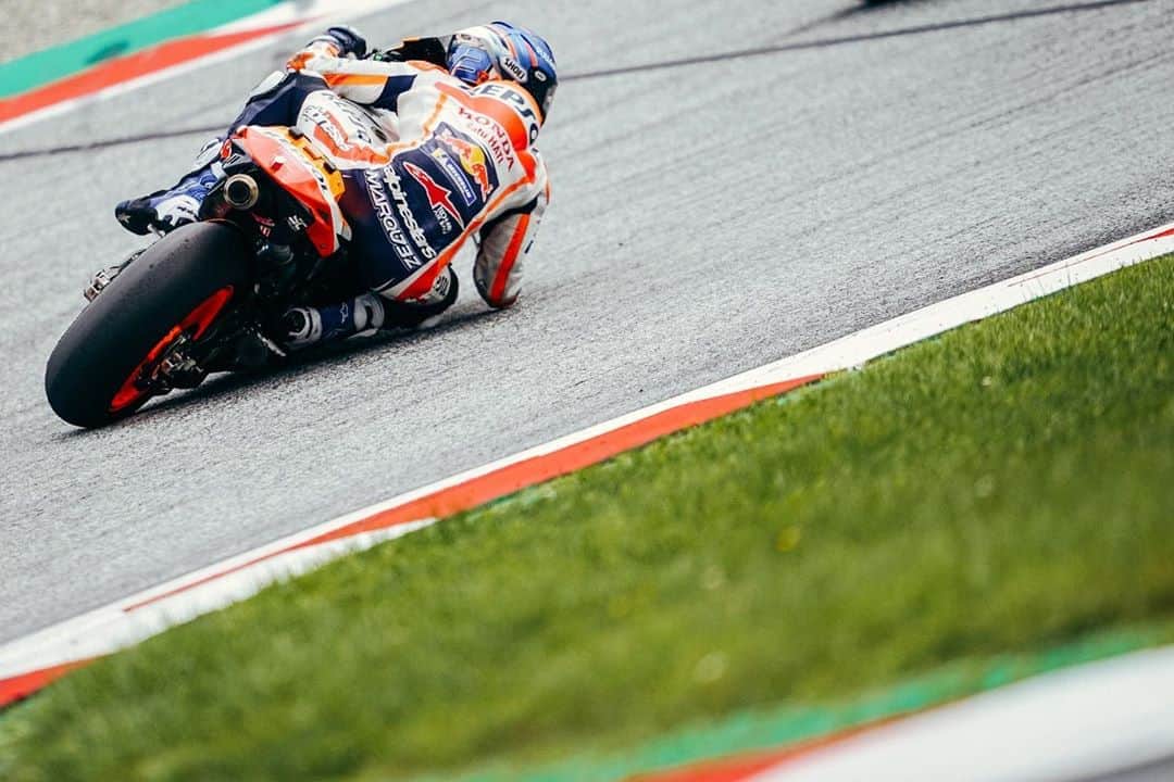 のインスタグラム：「Elbows. Always. ⠀⠀⠀⠀⠀⠀⠀⠀⠀ 🇦🇹 #AustrianGP #MotoGP #AM73 #AlexMarquez #Repsol #Honda #RepsolHonda #HRC #RC213V #ThePowerOfDreams #Racing #Motorcycle #Team #OneHeart #RedBullRing」