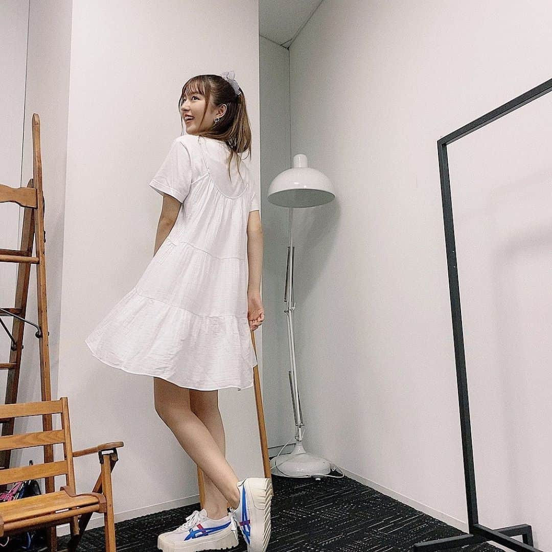 市野莉子さんのインスタグラム写真 - (市野莉子Instagram)「今日の服🤍 - dress @hm shoes @onitsukatigerjp - 珍しくまっしろコーデ♡ 8月のオンラインイベント 今日参加してくれたみんな ありがとうございました！ 明日もよろしくね〜🌻 . #りかりこ #ファッション#コーデ #コーディネート#ホワイトコーデ #白コーデ#ワンピース #white#ootd#fashion #followme#twins」8月25日 19時09分 - riko_ichino