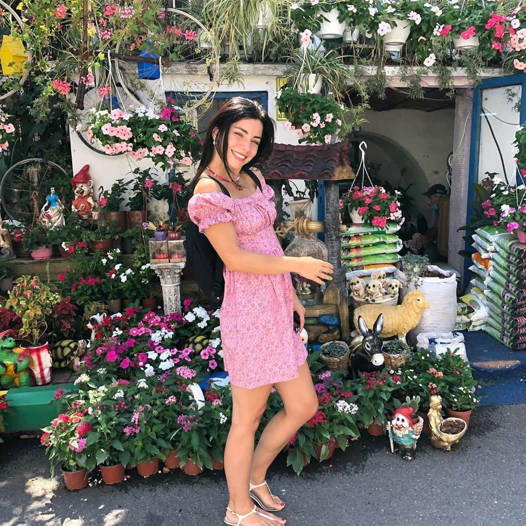 Merve Boluğurのインスタグラム：「Adayı fethettim:)😍 şahane elbisem @naiaistanbul 🐞」
