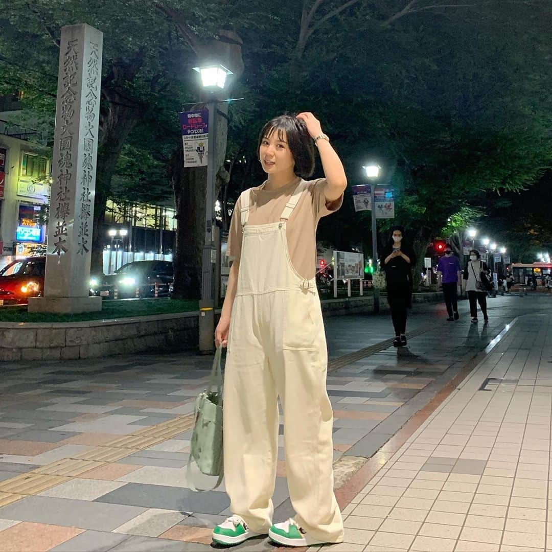 のインスタグラム：「白のオーバーオールゲット！サイズ感最高にちょうど良い！ はよおろしたいすぎて、この日、ネギッシュのスタジオ収録にも着てった🥳 . オーバーオール：#albedo Tシャツ：#mayree スニーカー：#ellesse×#atmospink  バッグ：#emmy . このスニーカー、いつも褒められる🥳 レトロかっこいい⭐️⭐️⭐️ . .」