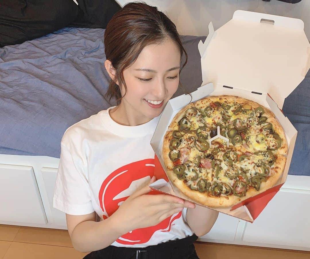 えのきさりなのインスタグラム：「. 8月のYouTube毎日更新も残すところ後６個になりました！  ピザ食べたり 激辛食べたり いつもと違うメイクをしたり、、、 色々なことやってますので ぜひ全てご覧ください☺︎  #youtube #ちーむおつまみ👌💋 #女優　#アイドル　#tiktoker」