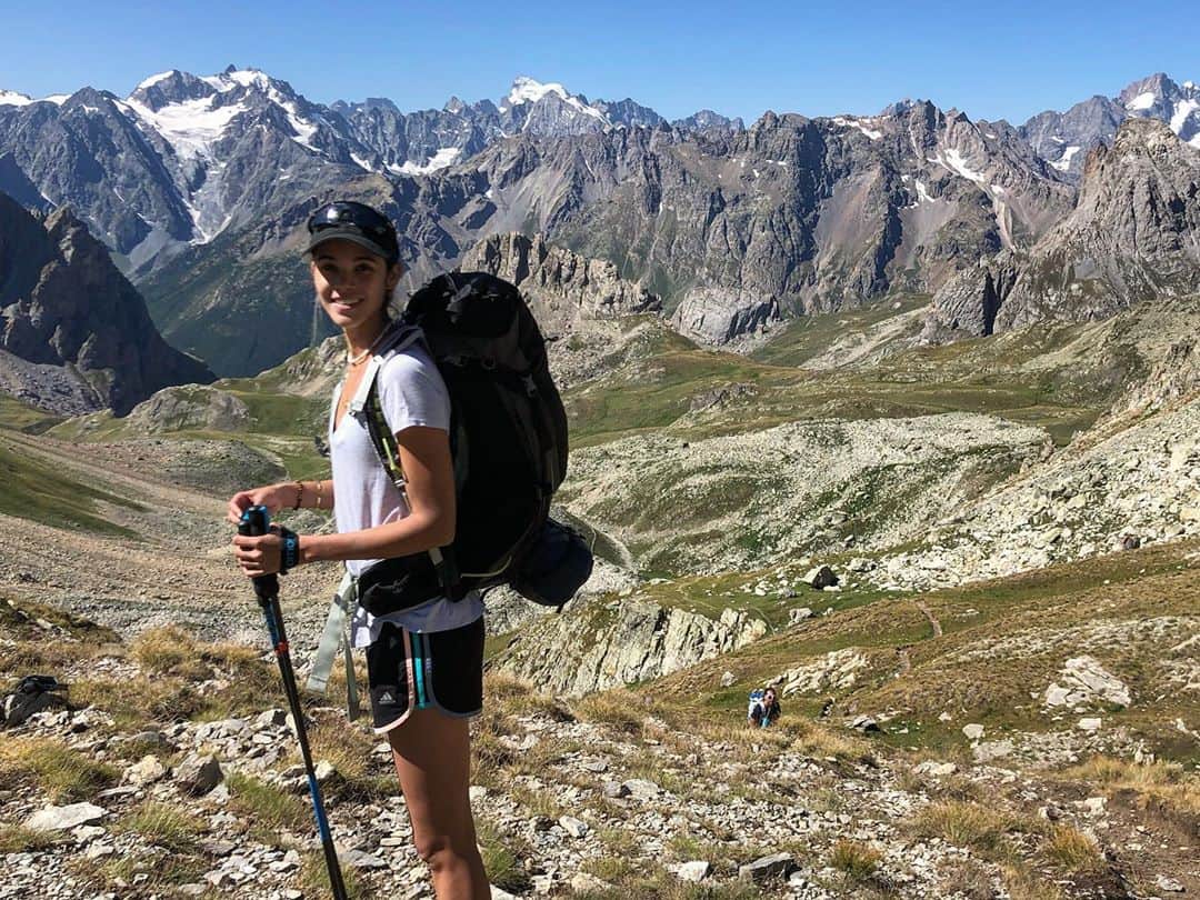 ポーリーヌ・オアロのインスタグラム：「Body in Paris. Mind in the Alps. 🌼 #backtowork」