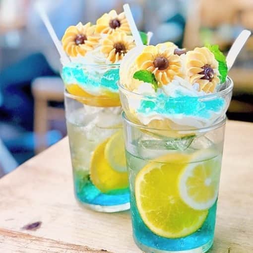 のインスタグラム：「［#cafemiru_東京］［#cafemiru_下北沢］﻿ ——————————————————————﻿ フレンチトーストとケーキとワンプレートのお店🐶「Sunday Brunch Shimokitazawa」﻿ ﻿ 夏全開のひまわりスイーツ😆🌟レモンとオレンジスライスが爽やかな、ジンジャーエール風味です🌈﻿ ﻿ ☑︎空色ソーダ🌻﻿ ※販売状況は事前にお店へご確認ください。﻿ ﻿ 📍 Sunday Brunch Shimokitazawa﻿ ⚪︎住所 / 東京都世田谷区北沢2-29-2 フェニキアビル 2F﻿ ⚪︎営業時間 / 【月〜日】11:00〜19:30(LO.19:00)﻿ ※現在は営業時間が異なる場合がございますので、事前にご確認ください。﻿ ⚪︎定休日 / 不定休﻿ ⚪︎アクセス / 下北沢駅より徒歩3分﻿ ﻿ 【#cafemiru_Tokyo】【#cafemiru_下北沢】﻿ 📍 Sunday Brunch Shimokitazawa﻿ ◎Open Hours / 【MON-SUN】11:00〜19:30(LO.19:00)﻿ ◎closest station / 「Shimokitazawa」﻿ ﻿ ☕️ @sundaybrunch_s﻿ 📷 @gourmet_ma.ho﻿ ———————————————————﻿ Cafemiruでは「#インスタ探検隊」or「#cafemiru」をタグ付けしているカフェ写真から、運営スタッフが厳選してご紹介しています👀🔍」