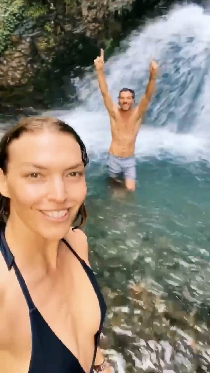 アリゾナ・ミューズのインスタグラム：「Holiday reels part 2: Camping in the forest 🌿」