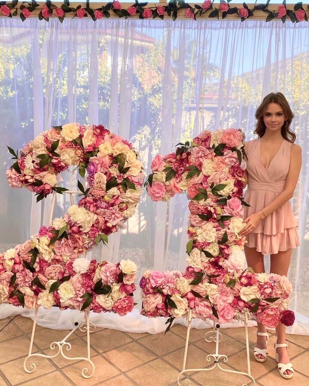 Dana Raeさんのインスタグラム写真 - (Dana RaeInstagram)「⁣21 💗 ⠀ Thank you for all the kind birthday wishes!⠀ I’m incredibly grateful that I was able to spend my day with the people that I love. Thank you @theflowerheartco for the beautiful floral numbers 🌸」8月25日 19時17分 - dana.rae.johnson