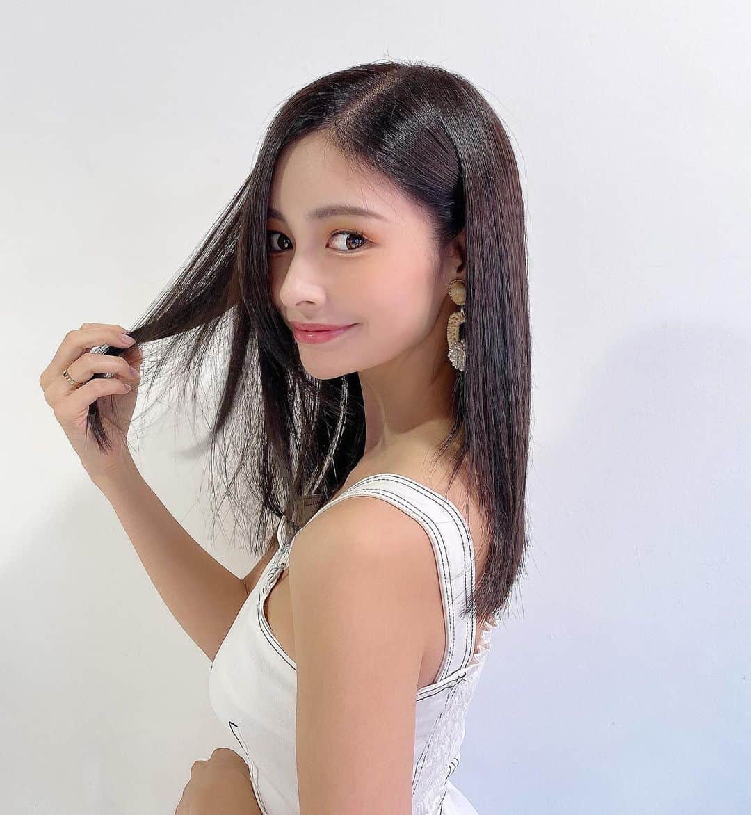 のインスタグラム：「また @aid_hair でメンテナンスしたよ🖤🤍 またまた透明感ある黒髪！ (光が当たるとピンクっぽい？💓) ・ 今回は海と太陽とプールで🌊🏊‍♀️ めちゃくちゃ痛んでいたから😱 髪質改善をして→カラー&トリートメントのスペシャルコース🔥 今回も髪の毛のプロ秋山に　@yuuuske_akiyama  丁寧に！綺麗に！染めて頂きました✨ 髪がどんどん綺麗なる不思議🥺🔥 いい女目指して髪の毛綺麗にしていきます🖤 ・ ・ ・ ・ ・ ・ ・ ・ ・ ・ ・ ・ #イメチェン#黒髪#髪質改善トリートメント#髪質改善#トリートメント#メンズヘア#ヘアスタイル#ヘアカラー#美容#美容室#サロン#サロンモデル#恵比寿#さらさら#艶髪#恵比寿美容室#ヘアカット#ナチュラルメイク#ミディアムヘア#ミディアムボブ#お洒落さんと繋がりたい#美肌#美白#女子力#清楚系女子#haircolor#hairstyle#haircut#japanesegirl#hairarrange」