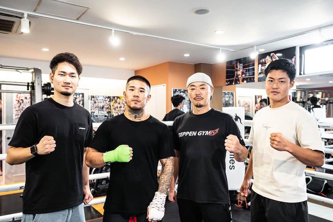 中村寛のインスタグラム：「Teppen channel コラボ最終日に 那須川会長とYoutubeチャンネルBROSAのメンバーと📸 . これを機にドンドンキックボクシングってものを1から学んで行く。 . キックでも絶対トップ獲る、 負けず嫌い復活や🔥 . . . #youtube #コラボ #動画  #teppen #gym #teppengym  #人獣 #中村寛 #brosa  #出稽古 #練習 #トレーニング  #workout #training #practice  #kickboxing #キックボクシング  #rise #ライズ  . .」