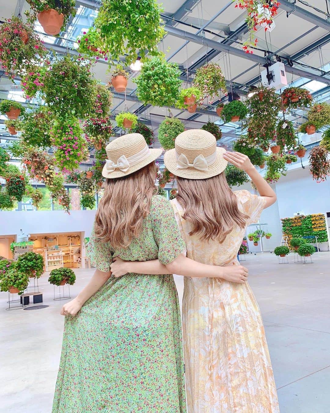 吉川ちえさんのインスタグラム写真 - (吉川ちえInstagram)「今日はよみうりランドの隣にある施設 🌷HANA BIYORI🌷に行ってきたよ🥺🤲 花に囲まれてめっちゃ癒された🧸❤️ . 別に打ち合わせしてないのにちかさんと 服装が似てる雰囲気になった👯💕笑 さーすが双子‼️笑🤣 . 私はGRLのワンピ着ました👗✨ . #hanabiyori #双子 #Tokyo #twins」8月25日 19時33分 - yoshikawachie_16