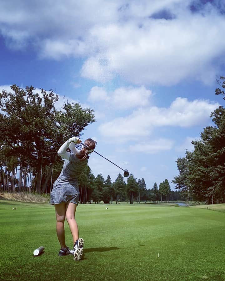 青木茉里奈のインスタグラム：「⛳️🍃 TOKYO CLASSIC CLUB Back tee 🎥Hole18  _____________________________________________________ 早い時間のスタート、芝から練習、一日充実でした..✨ グリーンの虹、見えるかな？ スルー休憩の時に飲んだのは、ビタミンCが豊富なカムカムのソーダ割り🍹(ノンアル)甘酸っぱくて好き✨ ・ ・ ・ #golf #tokyoclassicclub  #ありがとうございました #感謝」