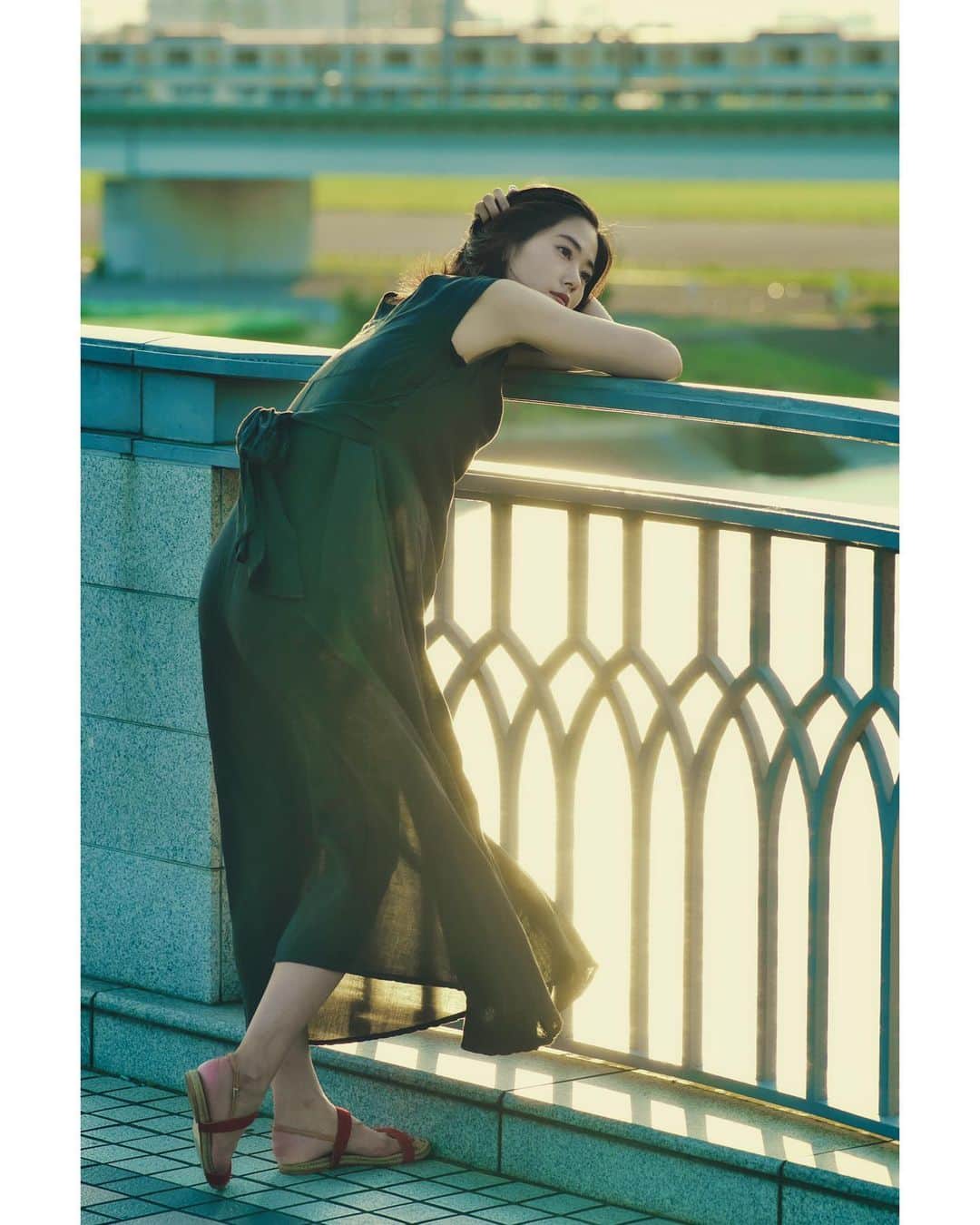一双麻希 さんのインスタグラム写真 - (一双麻希 Instagram)「shooting🌇 夕陽が沈む中での撮影。 脱力して。自然体で。✨ またupしていくので見てください😌📸 ・ #ワンピースも橋模様 #shooting #夕日 #夕暮れ #夏の夕暮れ #夏空 #河川敷 #自然好き #夕日写真 #自然写真 #夏写真 #夏スタイル #日本の風景 #ポートレート #撮影 #portrait #actress #sunset #sunsetriver #japanphotography #naturephotography #summerpic #summerfashion #portraitphotography #relax  #一双麻希」8月25日 19時27分 - isso_maki315