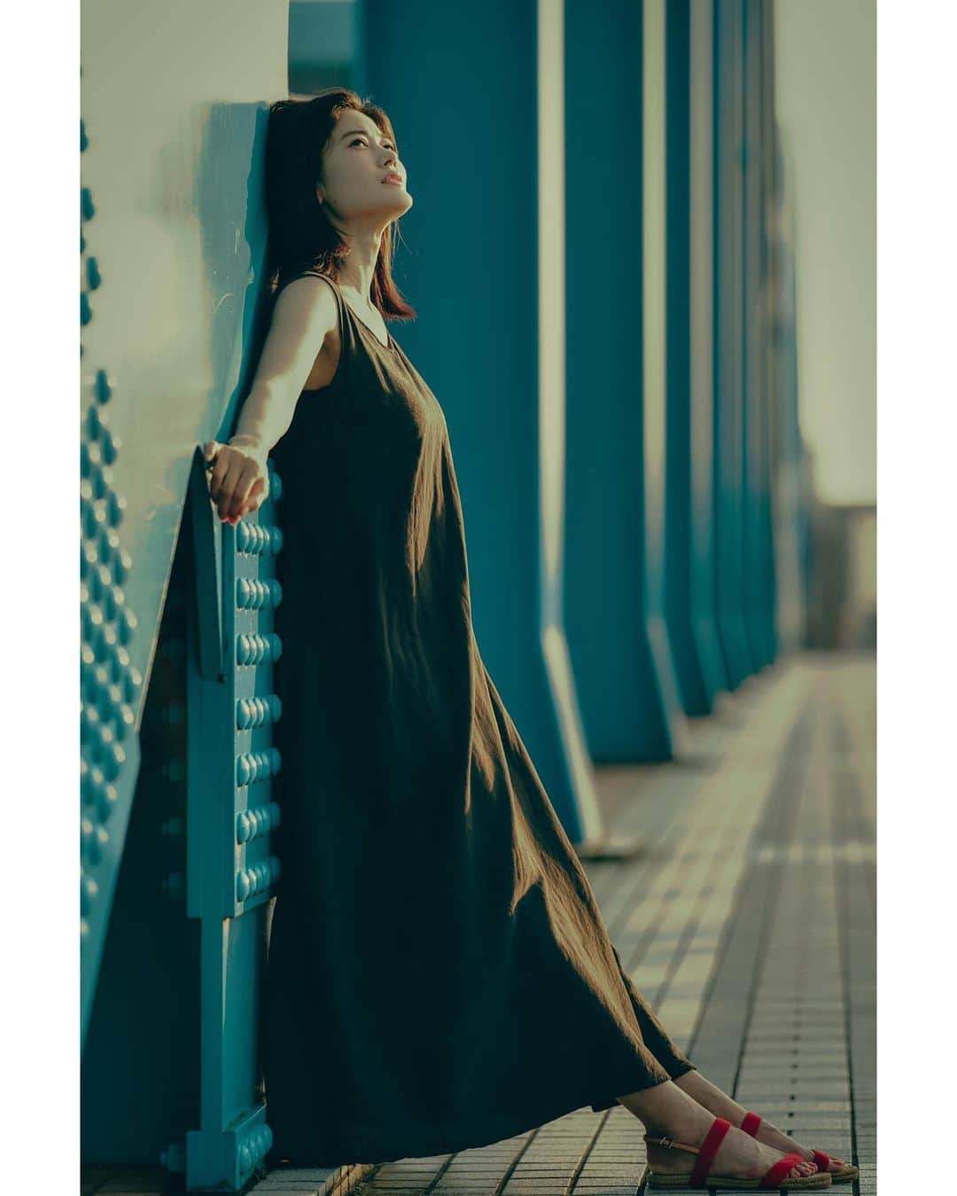 一双麻希 さんのインスタグラム写真 - (一双麻希 Instagram)「shooting🌇 夕陽が沈む中での撮影。 脱力して。自然体で。✨ またupしていくので見てください😌📸 ・ #ワンピースも橋模様 #shooting #夕日 #夕暮れ #夏の夕暮れ #夏空 #河川敷 #自然好き #夕日写真 #自然写真 #夏写真 #夏スタイル #日本の風景 #ポートレート #撮影 #portrait #actress #sunset #sunsetriver #japanphotography #naturephotography #summerpic #summerfashion #portraitphotography #relax  #一双麻希」8月25日 19時27分 - isso_maki315