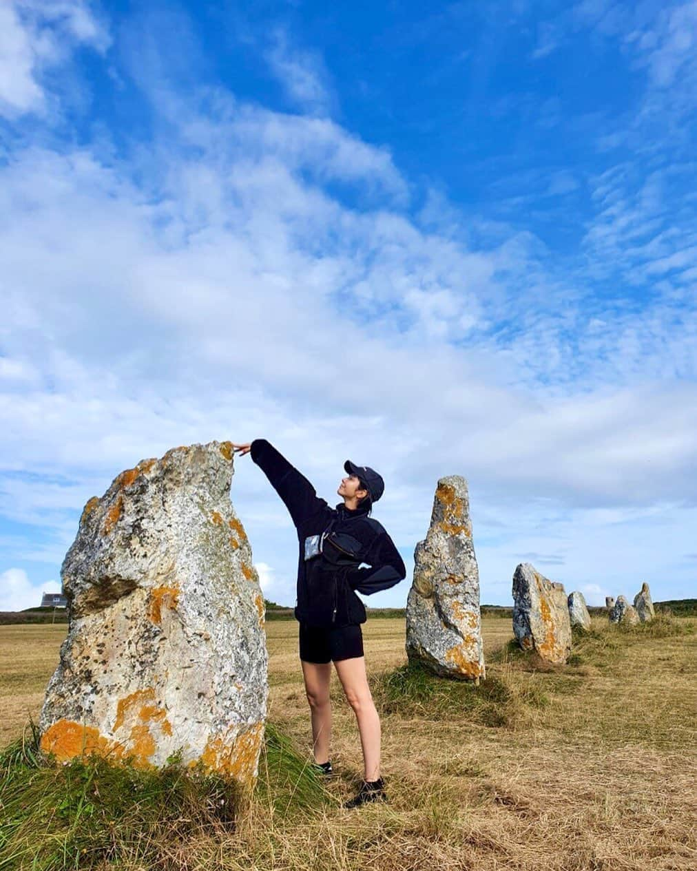 橘モニカのインスタグラム：「I get embarrassed when taking pictures when it’s not for work. So I often end up doing weird poses 😅 . . . . . #obelisk #bluesky #sunny #summer #France #Bretagne #posing #style #fashion #model #青空 #晴れ #夏 #フランス #ポーズ #スタイル #ファッション #モデル #맑음 #여름 #프랑스 #스타일 #패션 #모델 #일상」