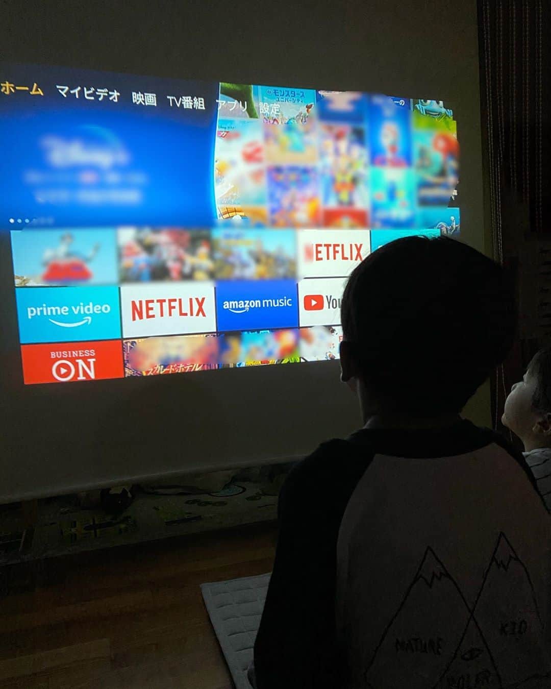 rats1316のインスタグラム：「プロジェクターにFire TV Stick 4Kをつないで見るおうち映画館が我が家では大ヒット！  Amazon Prime Videoはもちろんのこと、Netflix、hulu、ABEMA、などなど もうこの小さなスティックの中にどこまでも広がるエンターテイメントの世界🎬✨💫  一言で最高です。  まだまだ続きそうなおうち時間🏠 大人も子どももとっても楽しめるし、次は何観ようかなぁ〜なんてポップコーンとジュース片手に今日もおうちシアター開幕です🍿🥤 ・ ・ ・ #Amazonデバイスサポーター#FireTVStick#おうち映画館#ホームシアター#おうち時間#北海道ママ#札幌ママ#こどものいる暮らし」