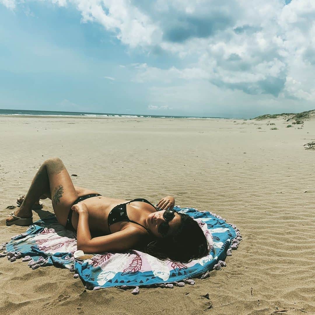 鈴木涼美のインスタグラム：「The beach with nobody.  #beachlover #swimwear #roxy #suntan #bikinigirl #suntannedskin」