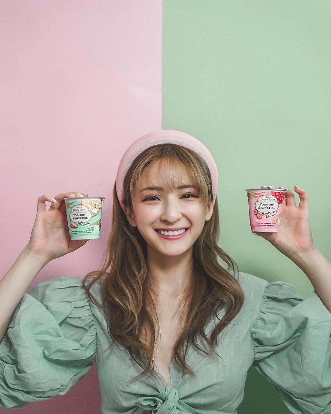 Giann Chanのインスタグラム：「Green 💚or pink💗? I chose both!!! 雀巢新推出嘅士多啤梨芝士蛋糕味 & 蘋果奶酥味低脂乳酪甜品都有真正果肉同餅碎 口感好豐富! 除左好味 每杯只係114 kcal  真正高鈣低脂!! Let's spoon more, worry less!  #雀巢牛奶公司 #全港首推低脂乳酪甜品 #士多啤梨芝士蛋糕味乳酪 #蘋果奶酥味乳酪 #無論幾時想食就食 #不再羹羹計較 #盡情享受多一點」