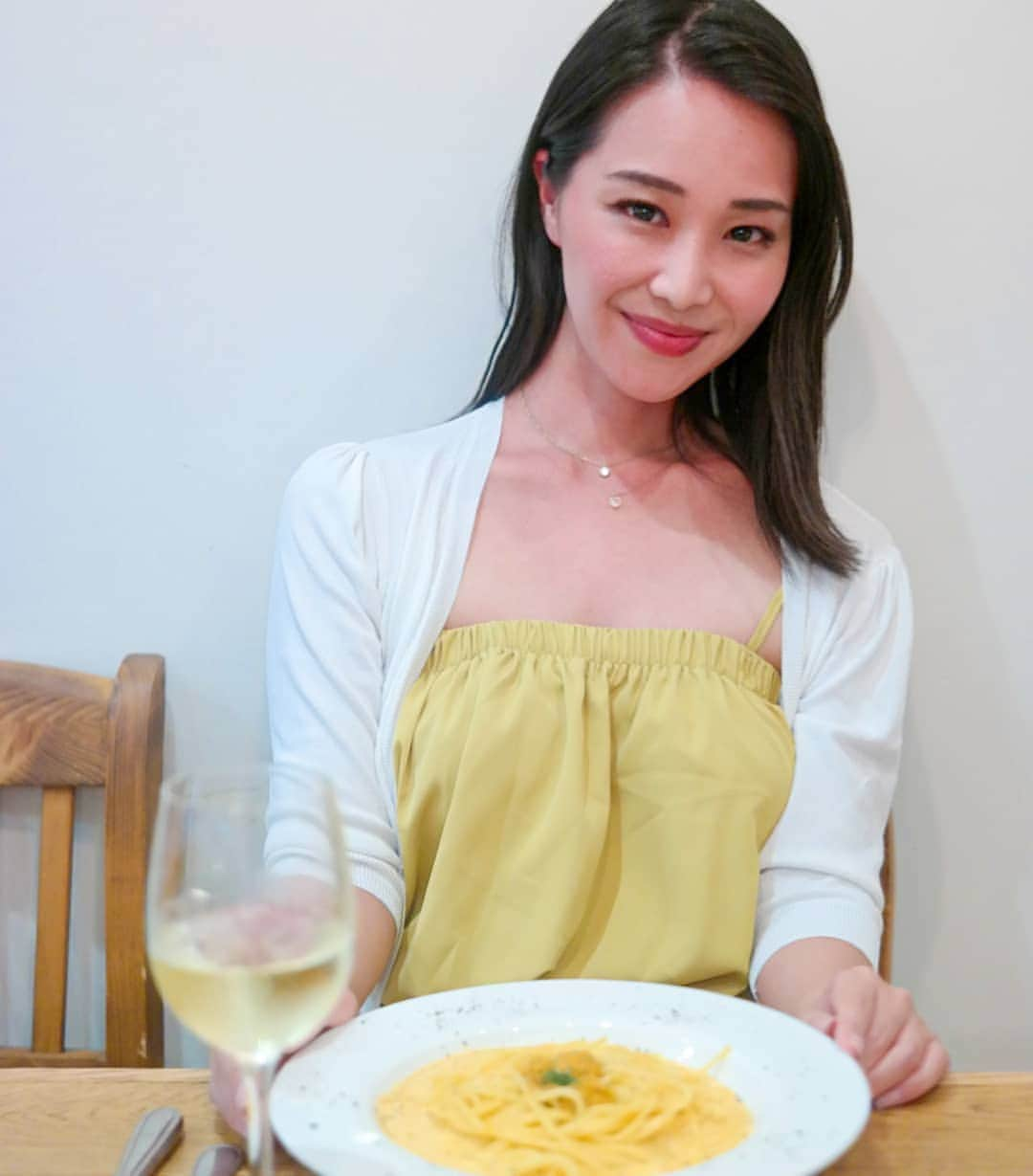 Miyu Toyonagaのインスタグラム：「疲労がたまっている平日の仕事終わりには白ワインとうにパスタで🍝🍷  先日、ストーリーでも載せたUni seafood というお店。  やはり美味しいものを食べると疲れが吹っ飛びます😌  ウーバーでもデリバリーできちゃいます👍  #私のお気に入りのお店にエールを #スローバック #アメックスビジネス #pr #uniseafood #アメックスビジネス」