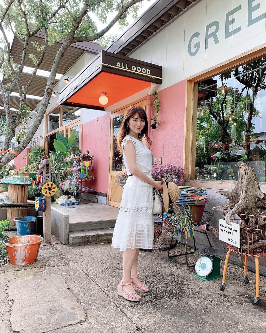 のインスタグラム：「#シェアグリーン南青山 💕 お花がたくさんあり好きなところ💐  #solsopark のピンクのブランコ 子供の方が覚えてて👶駆けつけてました✨  動画もまたリールにします💠 なかなか人に会う機会がなく😅  寂しい時もありますが 対策万全に…最小限の交流とお出かけを心がけています😷  夏休みの後期保育もはじまりました🏫  #sharegreen #sharegreenminamiaoyama #sharegreenlove #minamiaoyama #minamiaoyamacafe #シェアグリーンミナミアオヤマ  #夏の終わり #ホワイトコーディネート #幼稚園ママ」