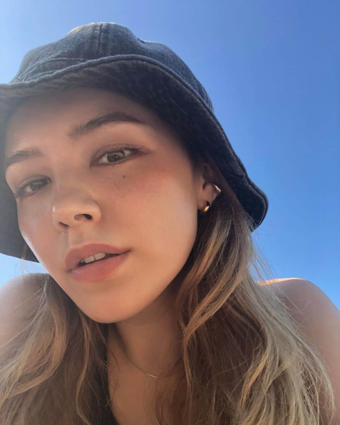 ステファニーのインスタグラム：「🌞💙 summer blue.」