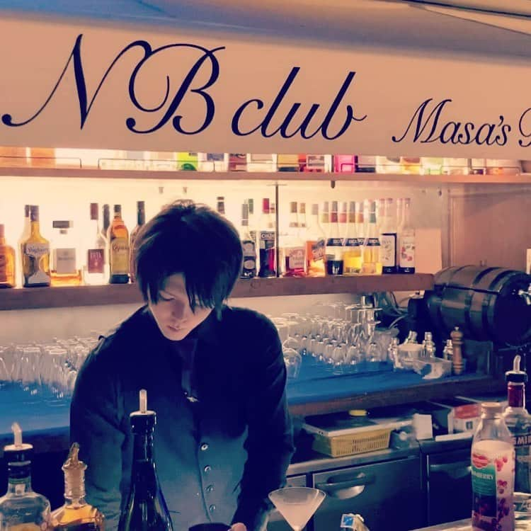 NB CLUBのインスタグラム：「イケメンバーテンダーkisoがあなただけのカクテルを作ります。  _______________________________________________ @nb_club  【銀座唯一の空間】﻿ ﻿NB clubが選ばれ続ける理由 ﻿ ・海外の社交場をコンセプトにした店内 ・ゆったりと配置されたお席﻿と人気の個室 ・オシャレオトナが選ぶ非現実的空間 ・生演奏のJAZZ（現在はピアニストのみ）﻿ ・銀座の街を魅了し続ける個性豊かなサービスマン達﻿ ・日本全国から集めた厳選食材をジャンルに囚われない調理法でご用意 ﻿ ★皆が羨む女子会 ☆ハズさないオトナのデート ★忘れる事のできないお祝い演出 ☆結果に繋がる接待や会合 ★個室での秘密のディナー  NBclubが持つ広々とした唯一の空間では 様々なシーンで誰もが羨む時間をお約束致します。 ﻿ ﻿ ﻿ ﻿ ﻿ ﻿ ※店内情報﻿ ▪️free Wi-Fiあり﻿ ▪️店内に喫煙室あり（隠し扉）﻿ ▪️広々としたお化粧室完備﻿ ▪️ウェディング、各種パーティー﻿可 ▪️ラグジュアリースポット ﻿ ﻿ ________________________________________________﻿ ﻿ お客様が安心してご来店いただけますように。﻿ NB clubがつくる安全④原則﻿ ﻿ ①換気対策の徹底について﻿ 2階までの吹き抜けにより、空気の滞留が少ない構造です﻿ ﻿ ②次亜塩素酸を使用し、設備と機器や器具の除菌をしております﻿  ③スタッフの徹底した体調管理とマスク着用義務化  ④NB clubは席の間隔に余裕がございます﻿ ﻿ どうぞ、安心して銀座唯一の空間をお楽しみください。﻿ ﻿ スタッフ一同、心よりお待ち申し上げております。  【お客様へのお願い】 ・下記のお客様は健康状態を優先し、ご来店をお控えいただきますようお願い申し上げます (1)ご高齢の方 (2)基礎疾患をお持ちの方 (3)風邪のような症状がある方 (4)37.5度以上の発熱がある方 ・入店時の手指の消毒にご協力をお願いいたします。  #銀座ディナー#銀座デート#銀座バー#銀座グルメ#生演奏#生演奏最高#デート#大人デート#飲食#飲食店#飲食業」