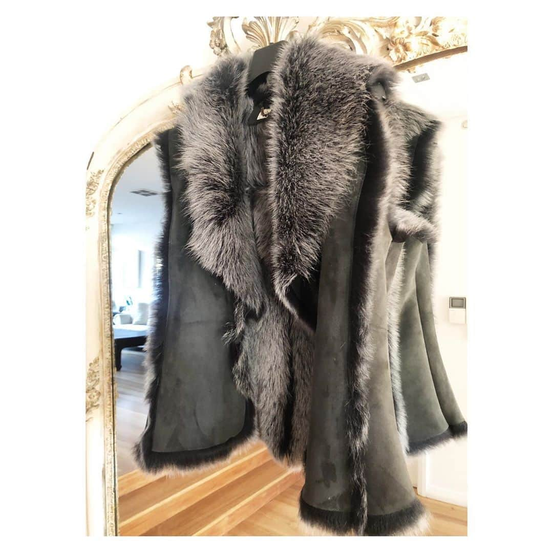 ココリボンさんのインスタグラム写真 - (ココリボンInstagram)「This new coloured sheepskin gilet is everything!  We’ve got one immediately available that just arrived in size SM. Reversible and beautifully made “slow” in the UK the quality is second to none and should last a lifetime. Please note we have had a no farmed fur policy in place since 2008 and only use sheepskin or leather that is ethically sourced and a by product of the food industry. Tap Image to start shopping at our e-boutique in AUD, US, HK$, €, £ • Global Ship • AFTERPAY • Returns Magic • Flat international ship rate of $14.95 • Free ship for AUD and NZ orders over $300 • Express ship options ✈️ #cocoribbon #bohemeluxe #luxe #luxefabric #shearlingvest #timeless #prints #chinoiserie #chinois #suede #boutique #shearling #shop #love #style  #sheepskin #grey #gilet #welltravelled #designer #details #chic #limitededition」8月25日 19時45分 - cocoribbon_official