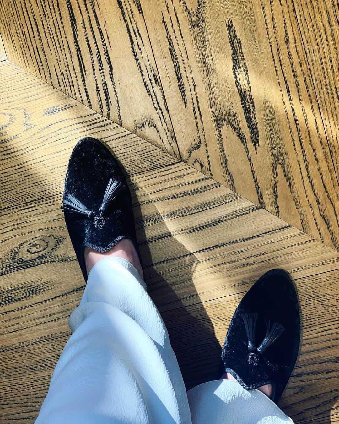二ノ宮和佳子のインスタグラム：「drogheria crivellini for AEWEN MATOPH   イウエンマトフで別注をお願いしたドロゲリア・ クリベリーニ タッセル付きのスリッパ型 室内履きとしても、オススメですよ‼︎ 機内とかホテルでも履きたいなー  ①② Blackに中敷がPink ③ Dark GreenにパイピングがNavy どちらも合わせやすいカラーです  他にもカンフーシューズやカラースリッパも、たくさん店頭にありますよ  #drogheriacrivellini #aewenmatoph #イウエンマトフ」
