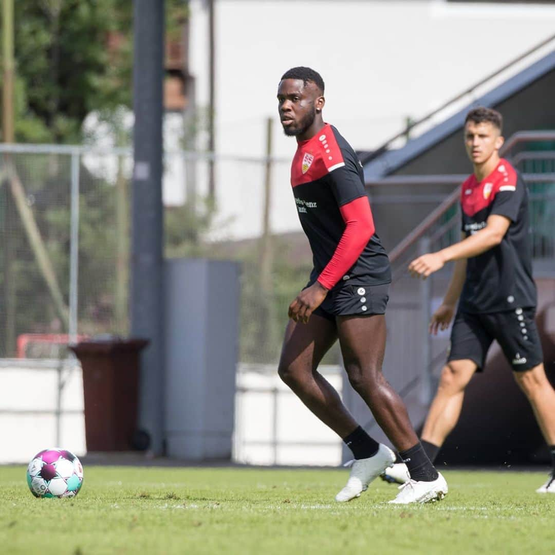 VfBシュトゥットガルトさんのインスタグラム写真 - (VfBシュトゥットガルトInstagram)「Hallo @j_mangala8! 👋   #welcomeback #mannschaftstraining #trainingslager #Kitzbühel #vfbstuttgart1893 #vfbstuttgart #VfB #preseason #vorbereitung #VfBInsta」8月25日 19時47分 - vfb