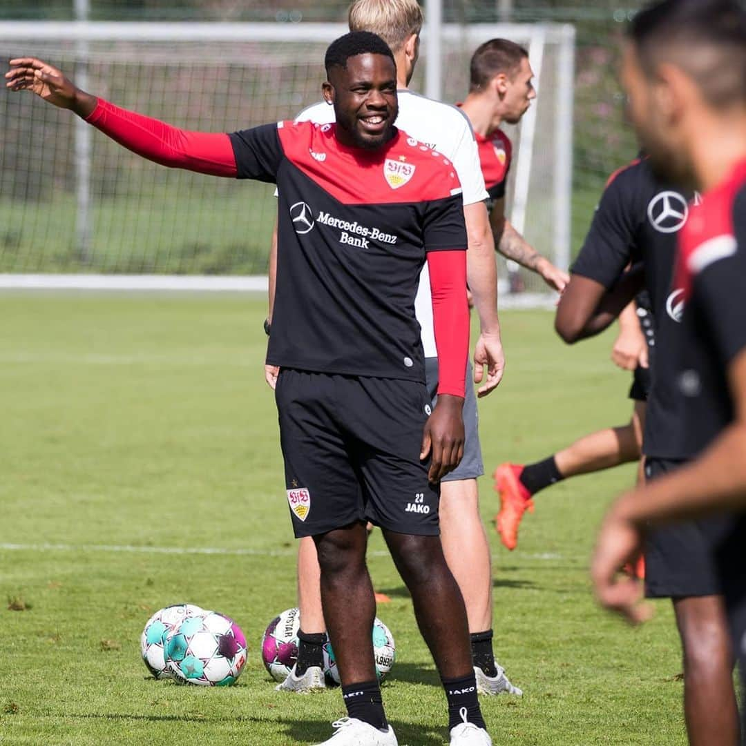 VfBシュトゥットガルトさんのインスタグラム写真 - (VfBシュトゥットガルトInstagram)「Hallo @j_mangala8! 👋   #welcomeback #mannschaftstraining #trainingslager #Kitzbühel #vfbstuttgart1893 #vfbstuttgart #VfB #preseason #vorbereitung #VfBInsta」8月25日 19時47分 - vfb