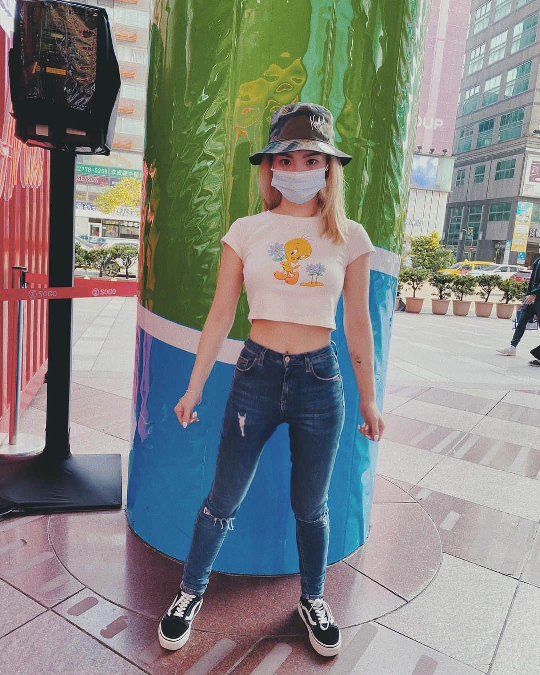 Kimberley Chenさんのインスタグラム写真 - (Kimberley ChenInstagram)「Although it’s so hot everyone still needs to wear their masks!!! Thanks @neweracaptw for my first fisherman hat 🖤🖤🖤」8月25日 19時47分 - lekimberleyy