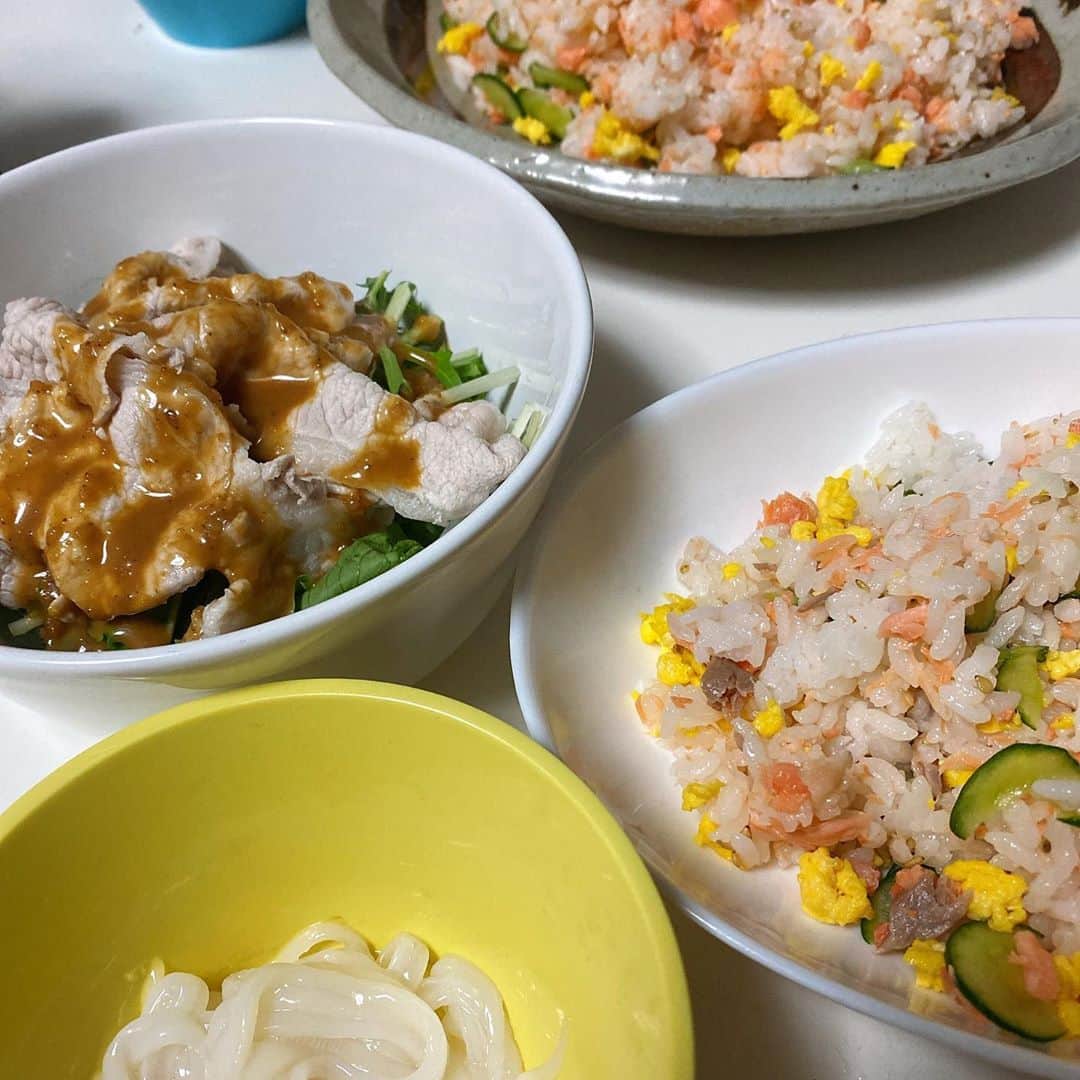 こまけいこのインスタグラム：「体調いまいちで昨日は王将の冷凍餃子だったが、今日は酢飯が食べたくて鮭ちらし。 極端な食卓で、なんかの祝い？と息子に言われる。  料理らしい料理してない日々。 メニュー考えて買い物して料理して、さらに弁当もあってこれ毎日何年もやってきたけど、しんどいよね。  一人だったら毎日食べたいものだけ食べて過ごしたい。」