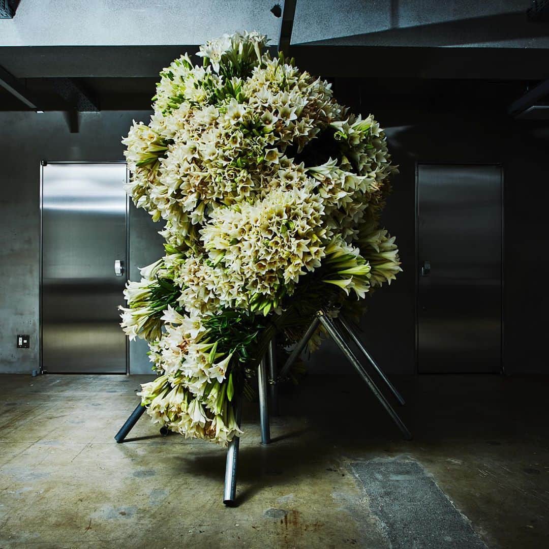 東信のインスタグラム：「Botanical Sculpture in Aoyama Date: Aug 26, 2020 #azumamakoto #makotoazuma #shiinokishunsuke #amkk #amkkproject #flowers #flowerart #botanicalsculpture #東信 #東信花樹研究所 #鉄砲百合#tokyo #花と祈り #3000本 #八女の花 #豪雨災害に耐えた花」