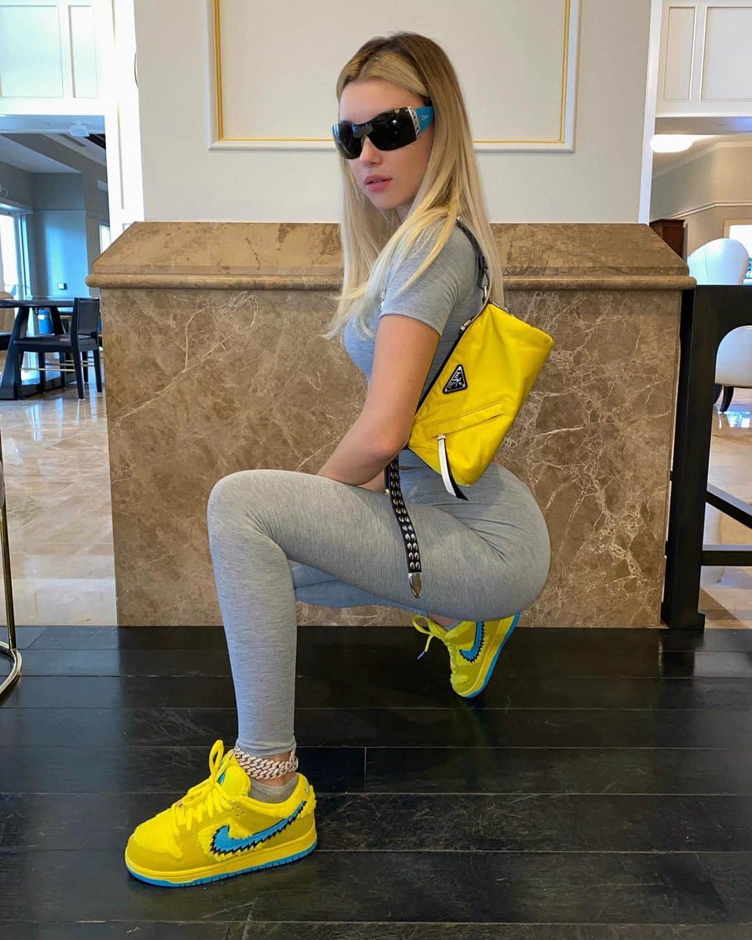 サラ・スナイダーのインスタグラム：「Real bitch signed and sealed」