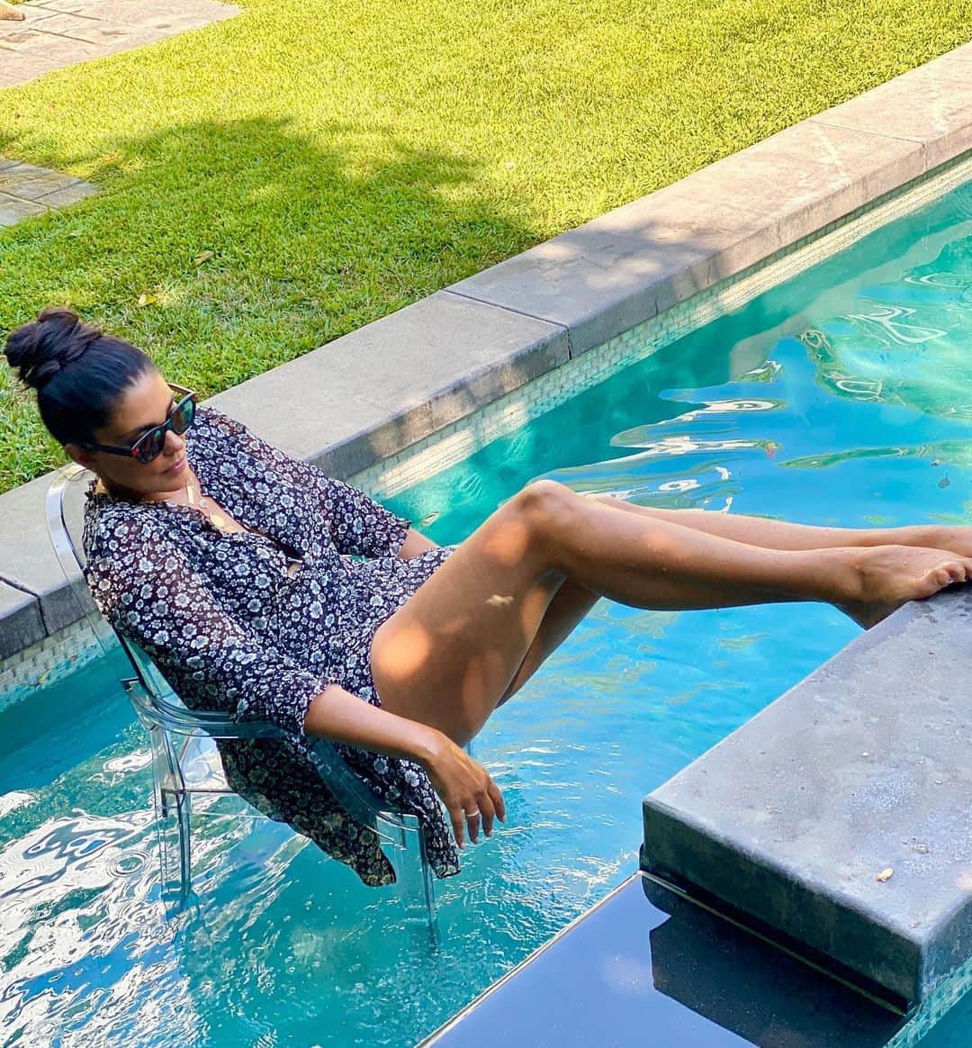 のインスタグラム：「heatwave☀️  Zoom from the pool 💦  #rachelroy #westcoastactivities  #heatwave #poolwork #lastdayofsumnèr」