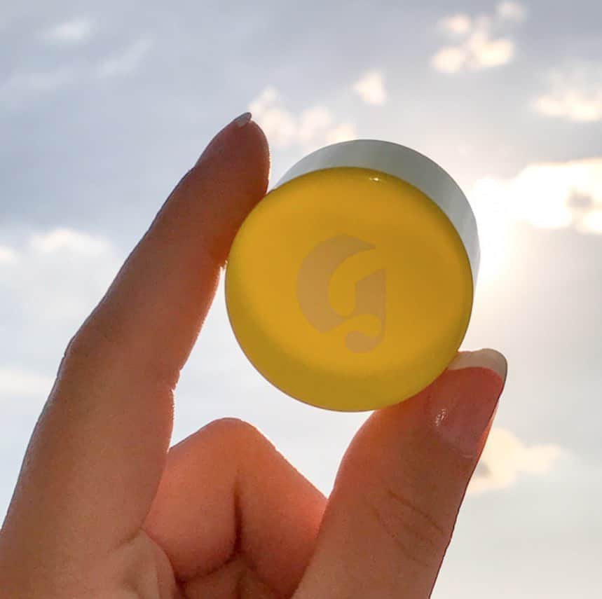 Glossierさんのインスタグラム写真 - (GlossierInstagram)「Invisible Shield: The sunscreen you’ll want to use every day 😎 Truly clear and feels like water on the skin, so you can expect a cooling finish that blends right in. Apply it for weightless protection from sun damage 🙅‍♀️ pollution 🙅‍♀️ and free radicals 🌤️ Safe sun is here to stay.」8月26日 5時29分 - glossier