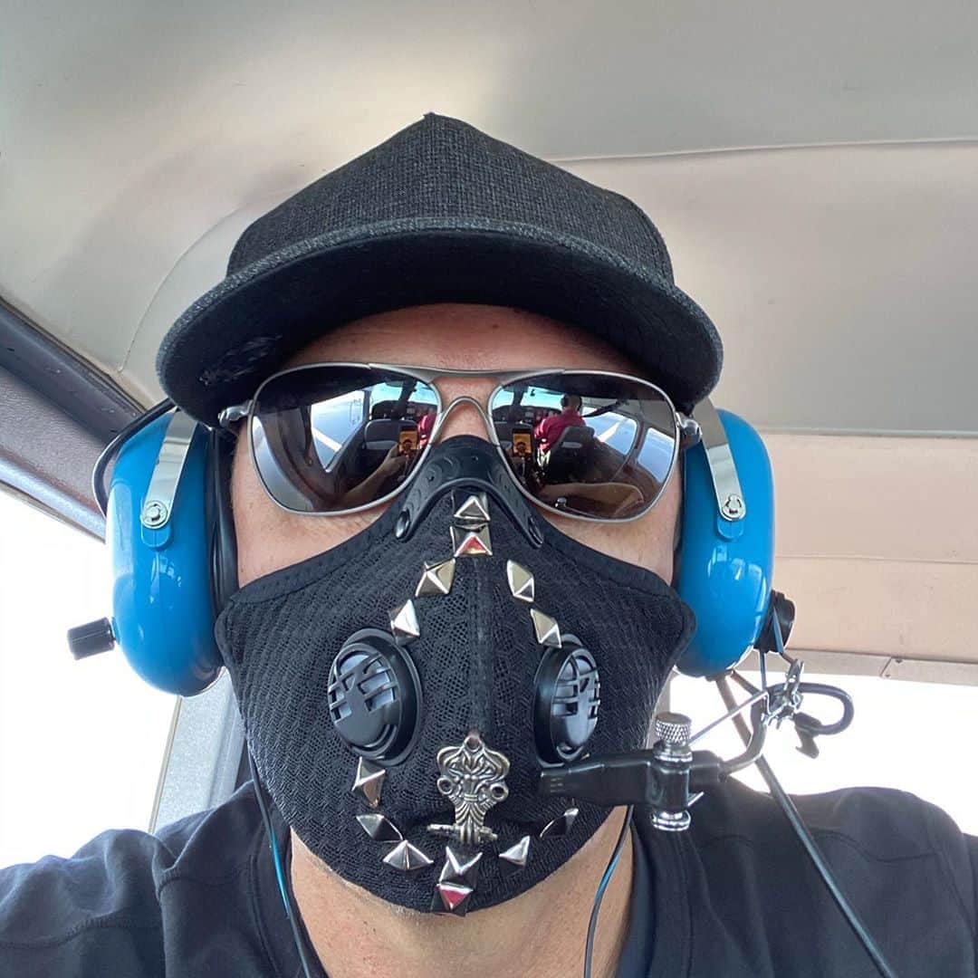 デイヴ・アスプリーさんのインスタグラム写真 - (デイヴ・アスプリーInstagram)「I have no idea why the facial recognition on my phone doesn’t work. 🤷‍♂️ First trip in a long time, complying with all airport regulations. 🙏 (I blinged the mask myself because I miss #burningman)」8月26日 5時48分 - dave.asprey