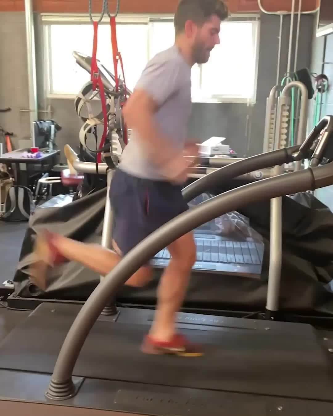 レッドブルのインスタグラム：「it's called leg day, not "legs day" 😂   🏃‍♂️ @dcolturi #redbull #running #training #workout #fitness #fitspo #givesyouwings」