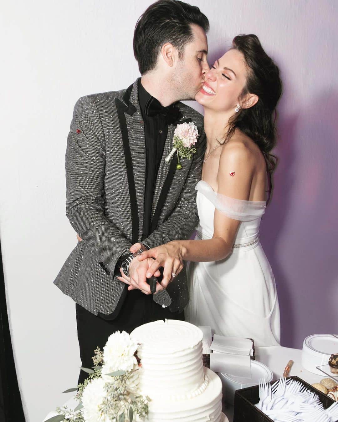 ジュリア・ボスのインスタグラム：「I don’t think I’ve ever smiled as much as I did this day. Happy anniversary my love! I can’t wait for all the smiles and love we will experience as we embark on the next chapter of our beautiful journey together. I could not ask for a better teammate. I love you so much 💕❤️ @dzonshine」