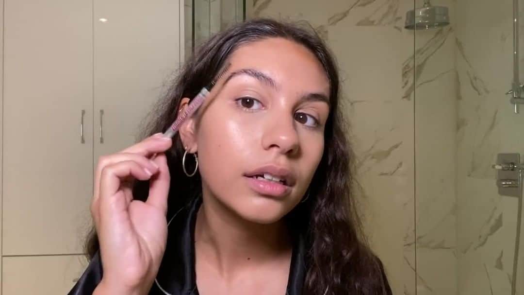 のインスタグラム：「“People have labeled me as someone who is anti-makeup...and that’s not true,” @alessiasmusic says. “I just feel like makeup should be used as an art form and as something to accentuate parts of yourself that you like and make yourself feel good, but I don’t think it should cover up those things. I don’t think you should need it. That’s the difference. I think you should want to do it because it’s fun.”  Tap the link in our bio to watch her full #BeautySecrets video.」
